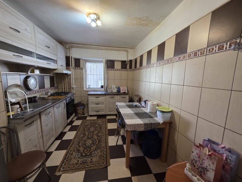 Costin Georgian, 5 minute metrou, pe Sos Vergului,